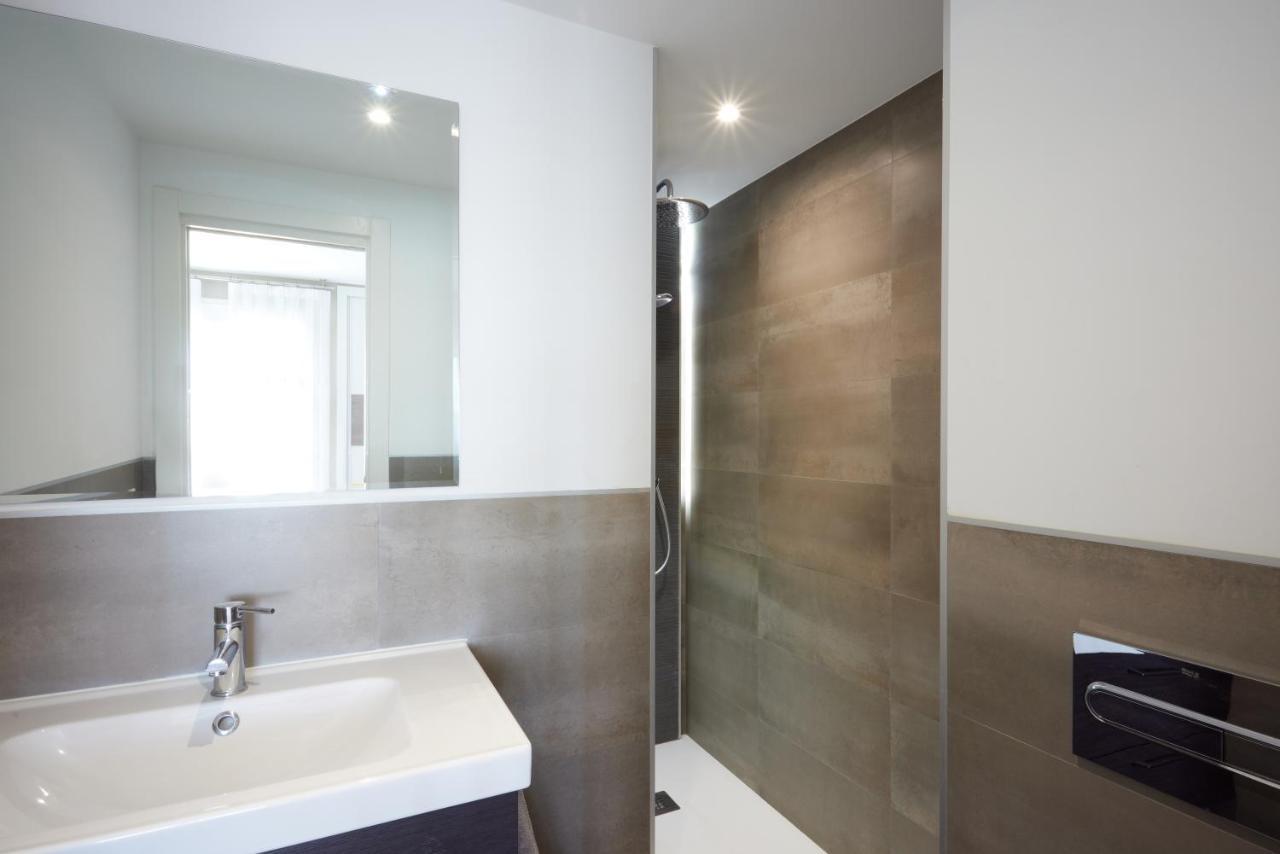 Bright & Modern 2 Bedroom 300m To The - Apartment *
